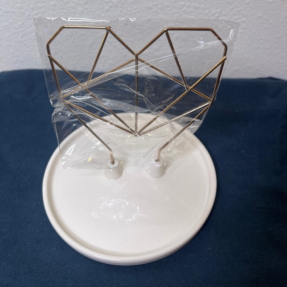 IMM ✨new with box✨ ceramic jewelry holder with wire heart - Picture 1 of 3